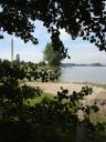 Rheinblick und Blick auf Campingplatz am Rhein