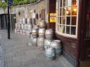 Bierfässer vor Prospect of Whitby